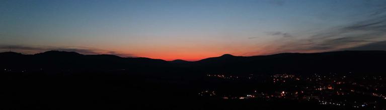 Coucher de soleil derrière la montagne, ville de Wissembourg