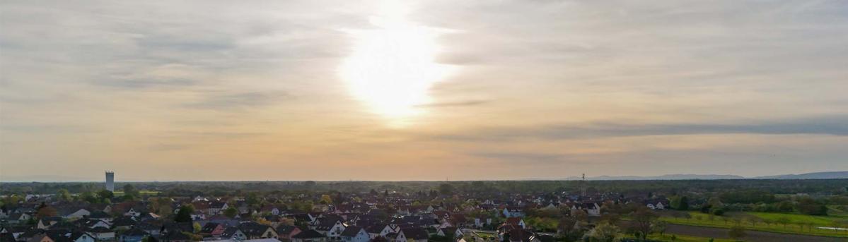 Prise de vue des champs vers le village de Roeschwoog