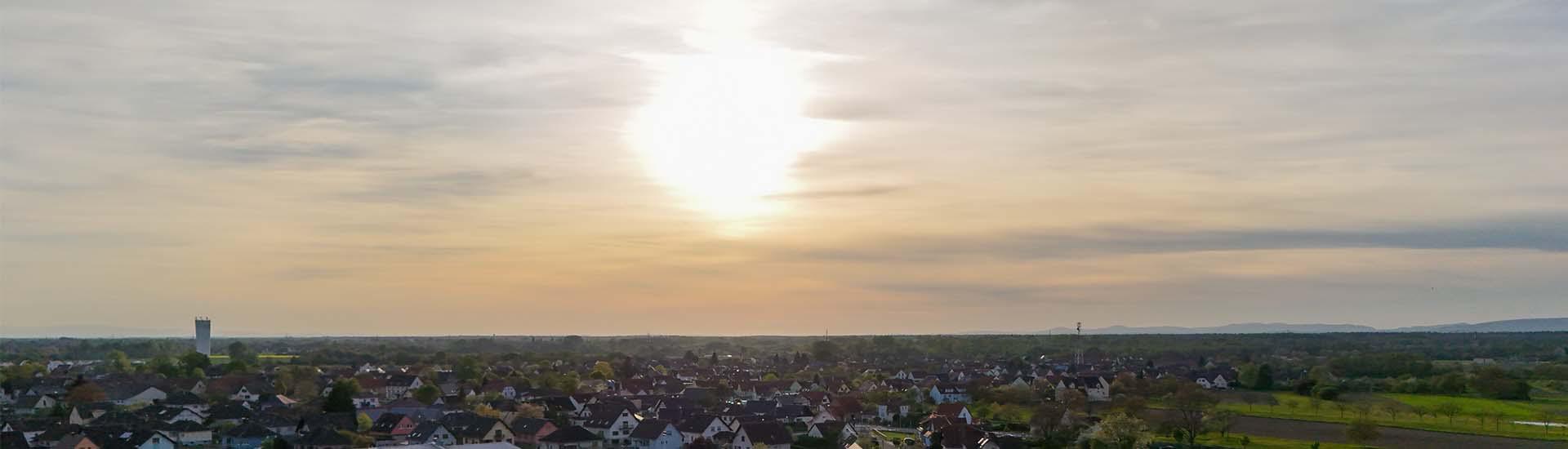 Prise de vue des champs vers le village de Roeschwoog