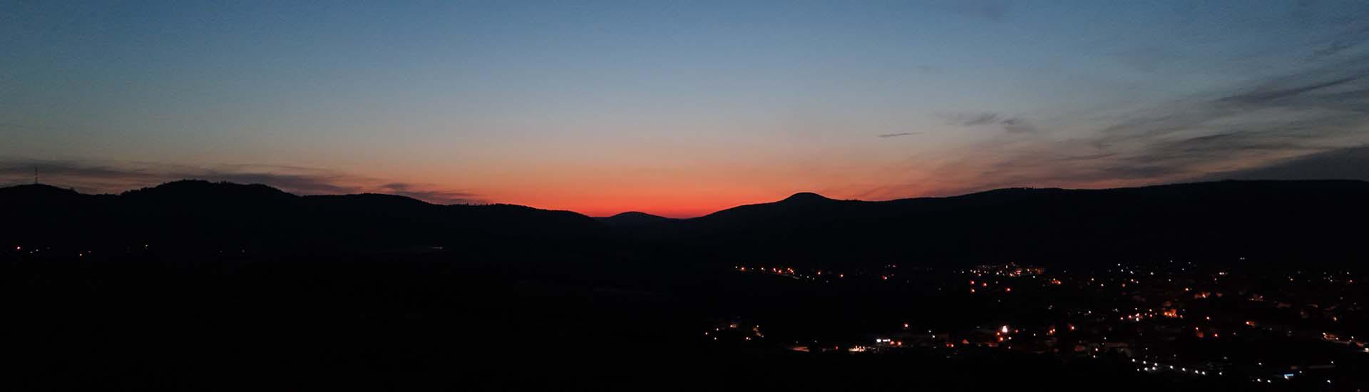 Coucher de soleil derrière la montagne, ville de Wissembourg